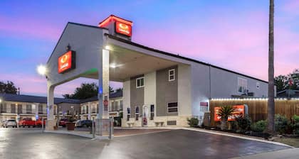 Econo Lodge Inn & Suites Near Lackland AFB