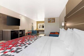 Suite, 1 cama de matrimonio grande con sofá cama, no fumadores | Escritorio, tabla de planchar con plancha, cunas (de pago)