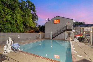 Una piscina al aire libre, tumbonas