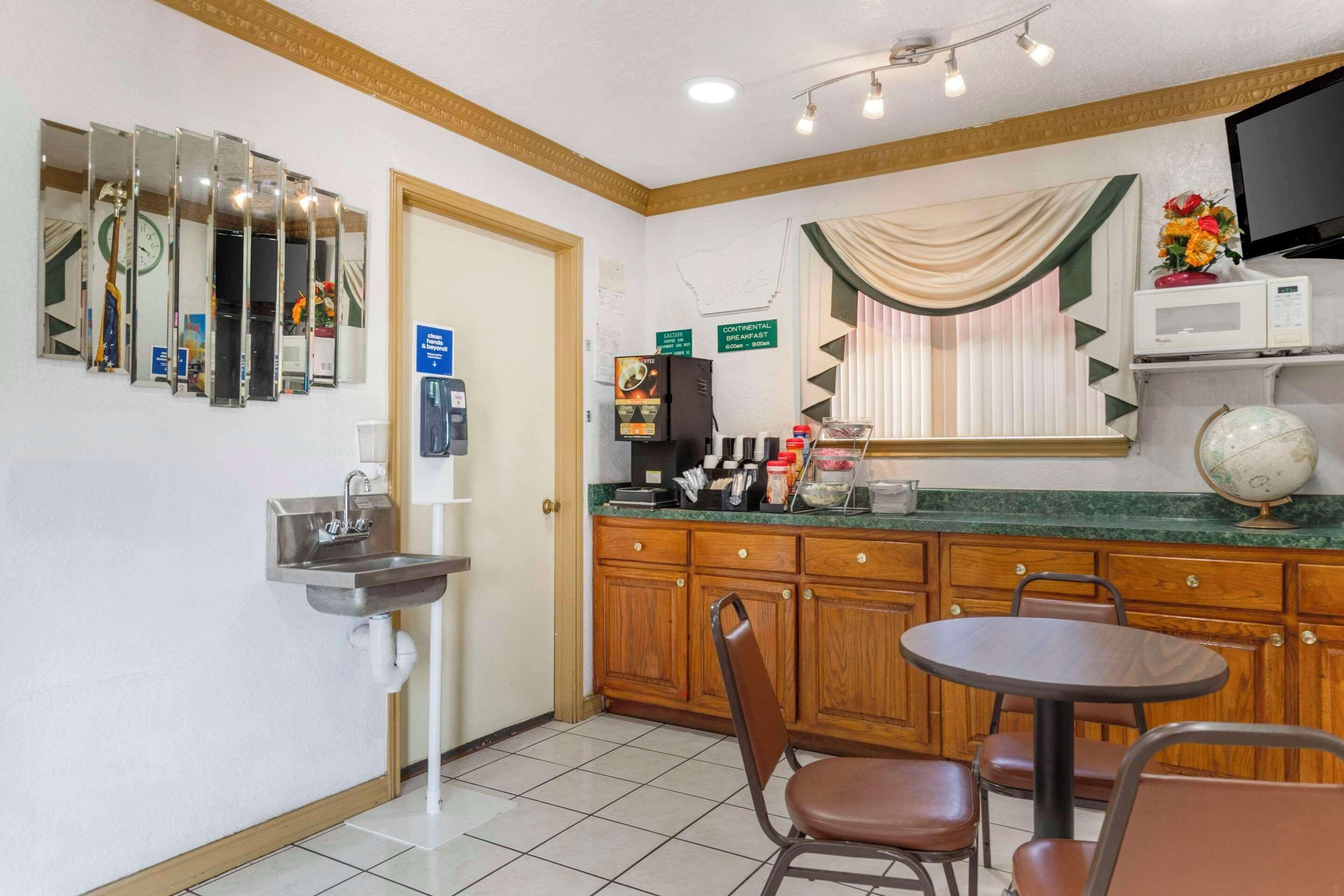 Photo - Econo Lodge Inn & Suites Near Lackland AFB