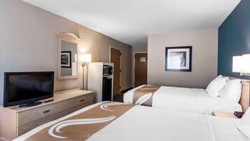 Escritorio, tabla de planchar con plancha, wifi gratis y ropa de cama