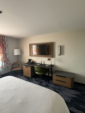 Hochwertige Bettwaren, Schreibtisch, laptopgeeigneter Arbeitsplatz