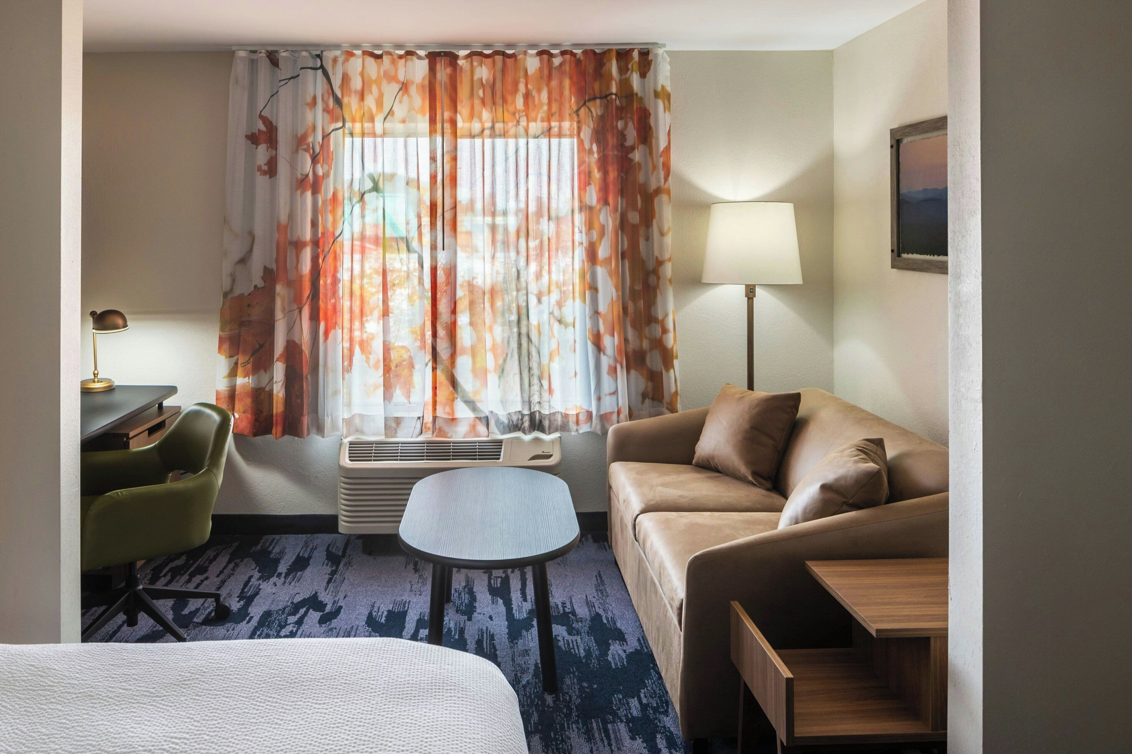 Rom, 2 queensize-senger | Sengetøy av topp kvalitet, skrivebord og skrivebord for bærbar PC