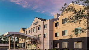 A Fairfield Inn & Suites hotel with a covered parking area and a landscaped entrance. - Fairfield Inn by Marriott Richmond (New Paris)