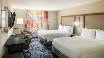 Camera, 2 letti queen | Biancheria da letto di alta qualità, una scrivania, postazione laptop