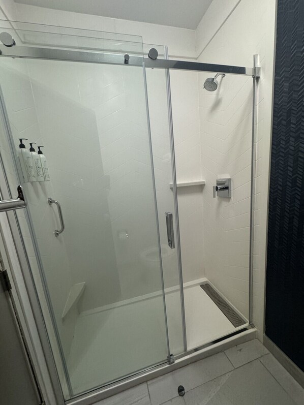 Dusche, Designer-Toilettenartikel, Haartrockner, Handtücher