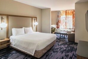 套房, 1 张特大床 | 高档床上用品、办公桌、笔记本电脑工作区、遮光窗帘