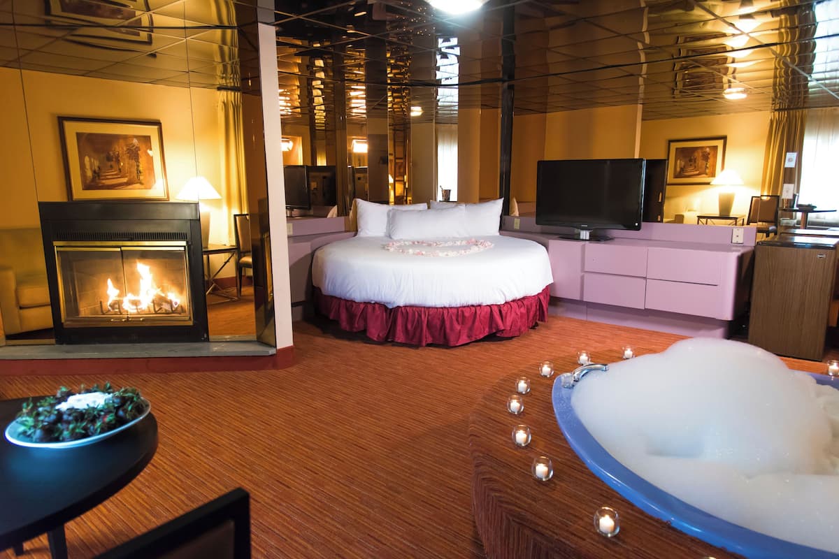 Cupid's Suite | Blackout drapes, iron/ironing board, free WiFi, bed sheets