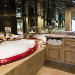 Lakeside Villa | Blackout drapes, iron/ironing board, free WiFi, bed sheets