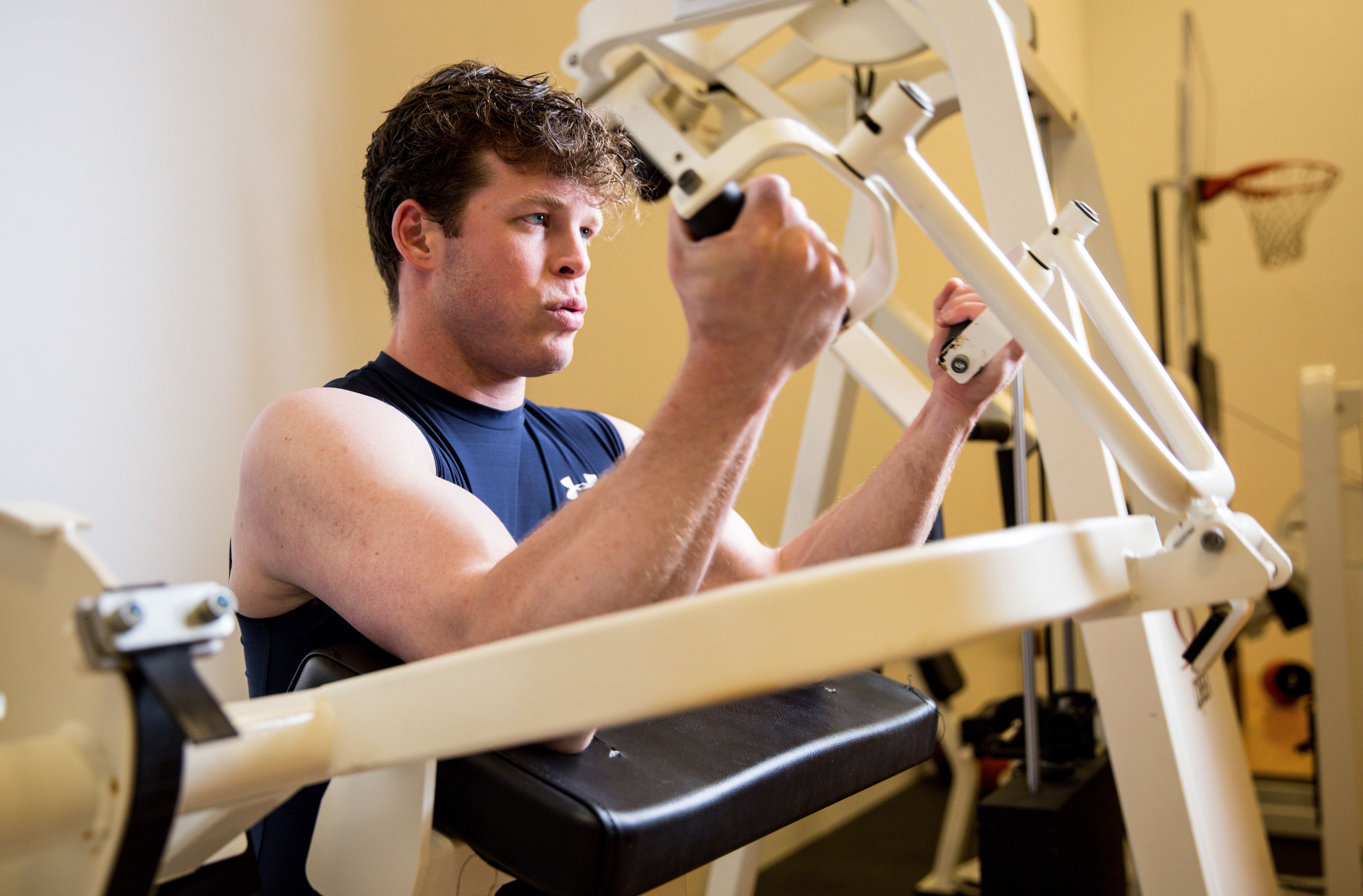 Eine Person benutzt ein Fitnessgerät.