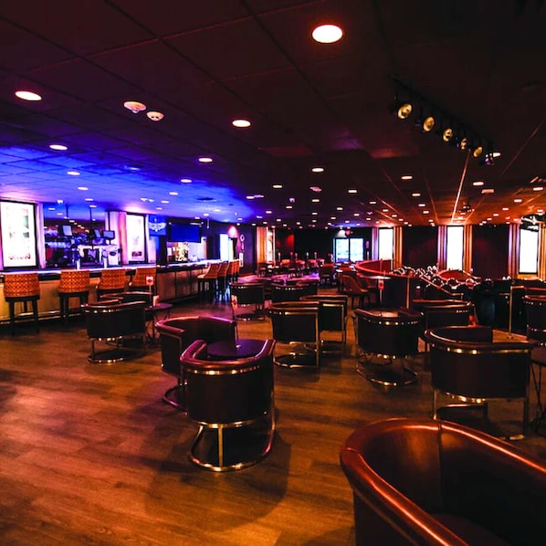 2 bars/lounges, poolside bar