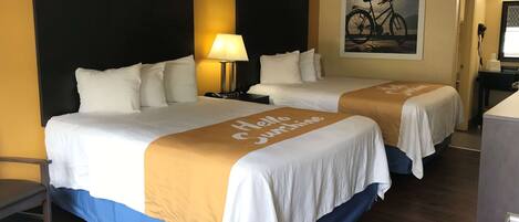 Kamer, 2 queensize bedden, niet-roken | Een bureau, een laptopwerkplek, een strijkplank/strijkijzer