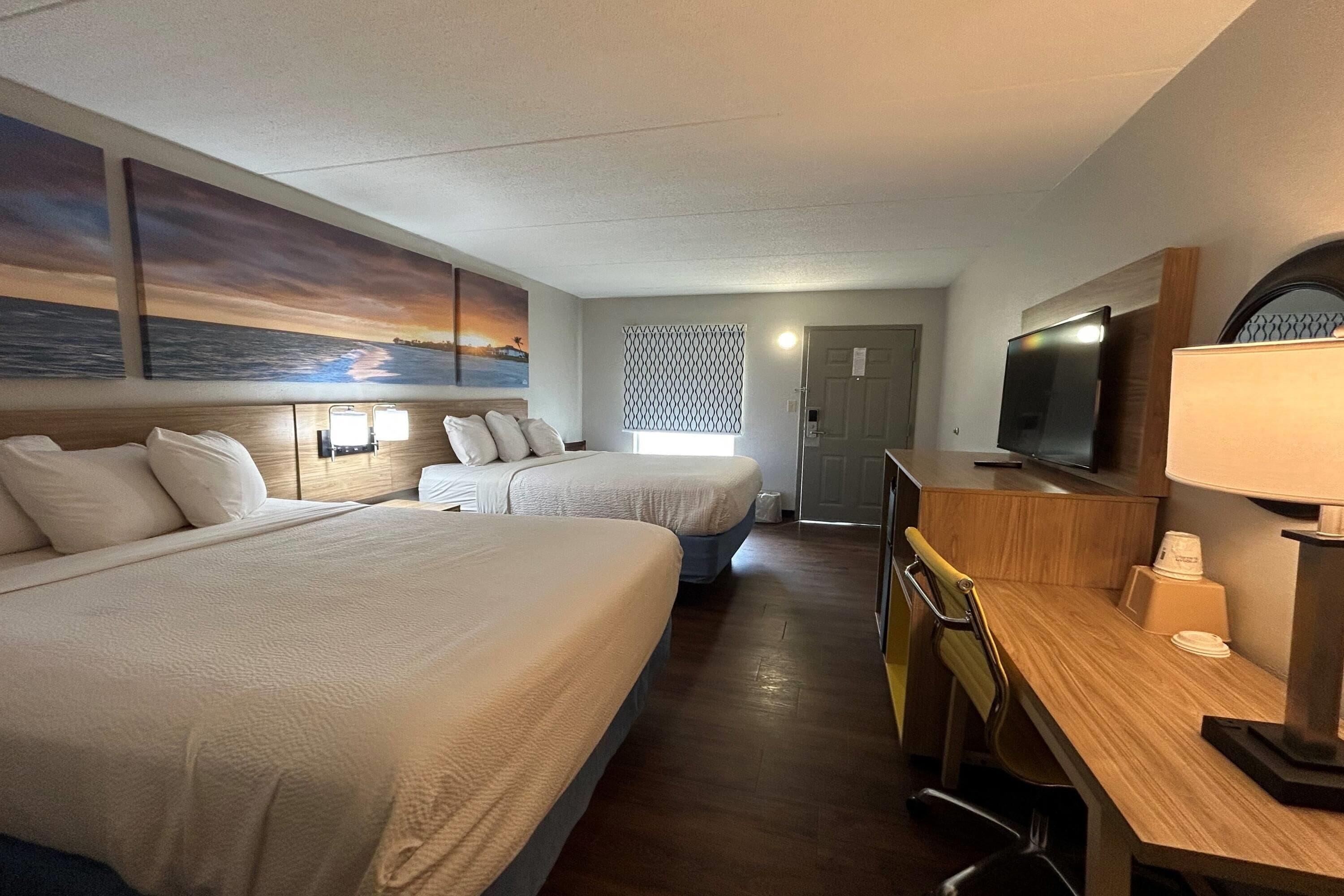 Kamer, 2 queensize bedden, niet-roken | Een bureau, een laptopwerkplek, een strijkplank/strijkijzer