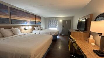 Kamer, 2 queensize bedden, niet-roken | Een bureau, een laptopwerkplek, een strijkplank/strijkijzer