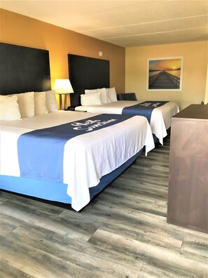 Desk, laptop workspace, iron/ironing board, free cots/infant beds - Days Inn by Wyndham Ridgeland South Carolina (Ridgeland)