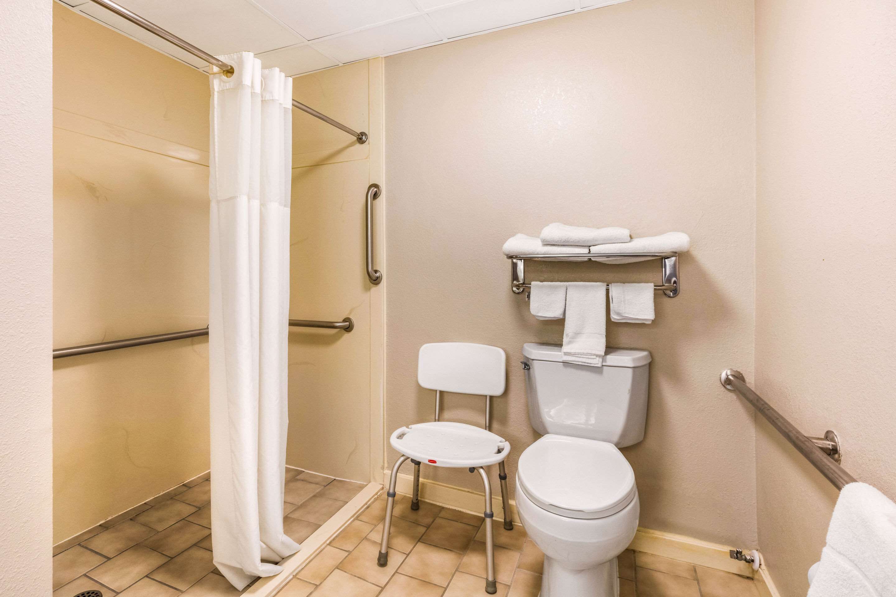 standard room, 1 king bed, non smoking | bathroom | combined shower/bathtub, hair dryer, towels, soap