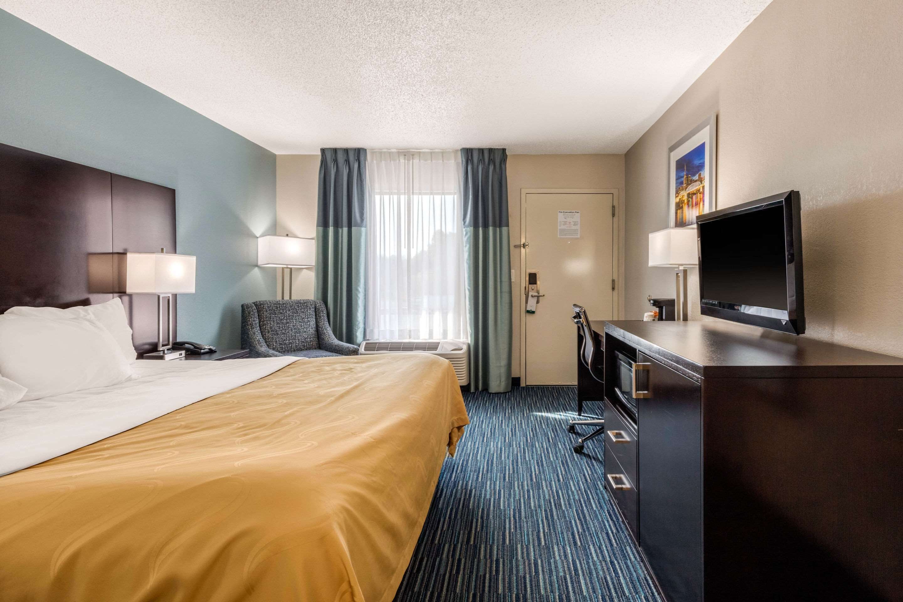 standard room, 1 king bed, non smoking | 1 bedroom, desk, iron/ironing board, free wifi