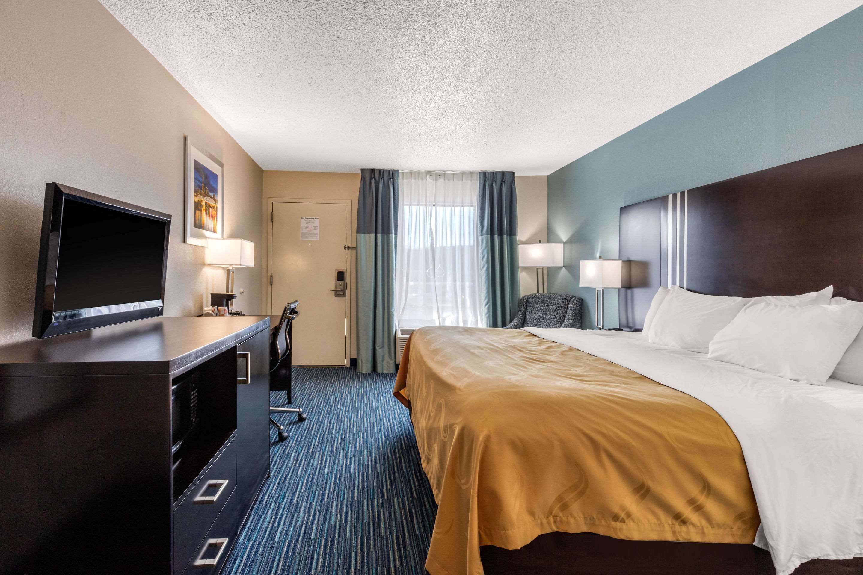 standard room, 1 king bed, non smoking | 1 bedroom, desk, iron/ironing board, free wifi