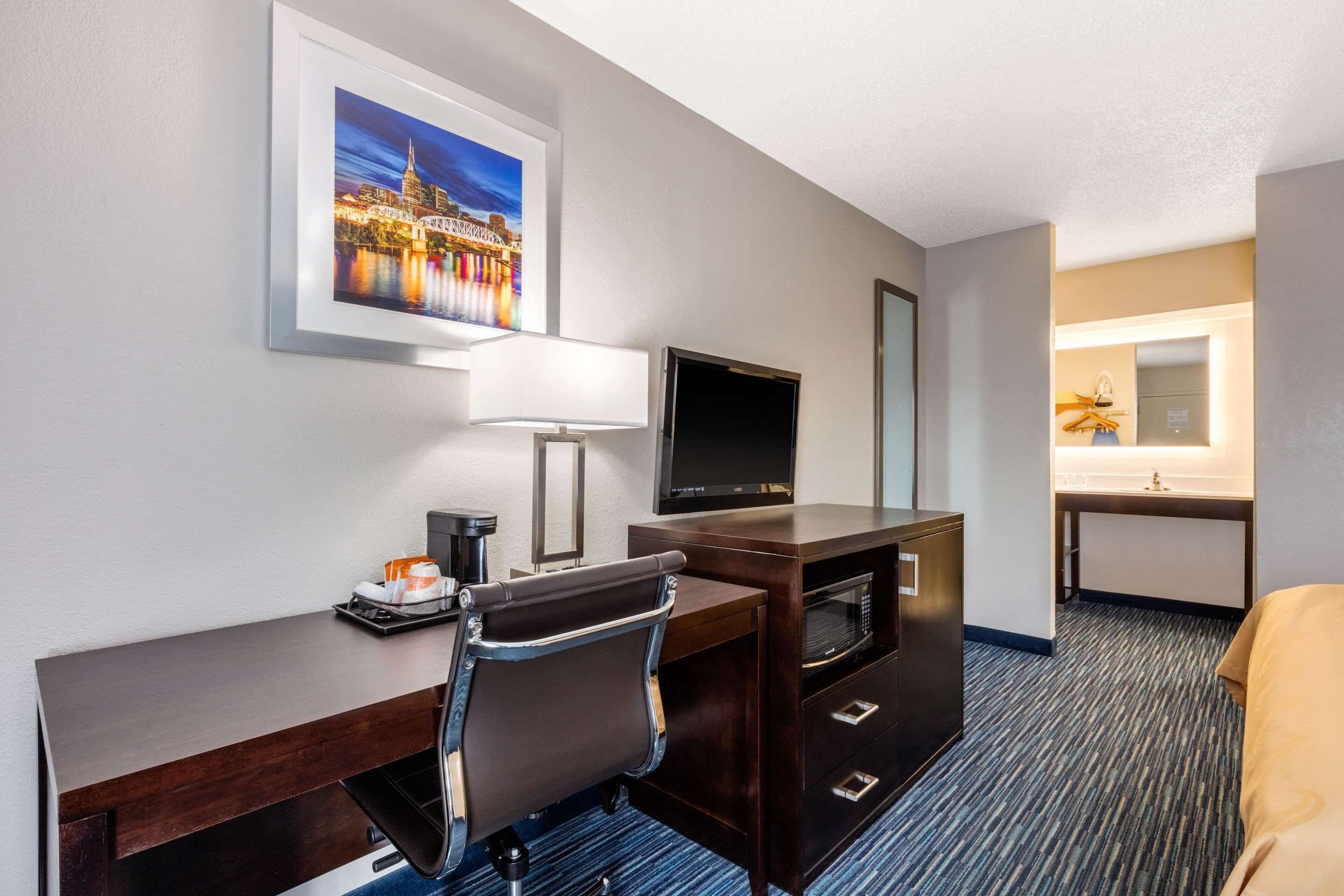 スタンダード ルーム キングベッド 1 台 禁煙 | 1 室のベッドルーム、デスク、アイロン / アイロン台、WiFi (無料)