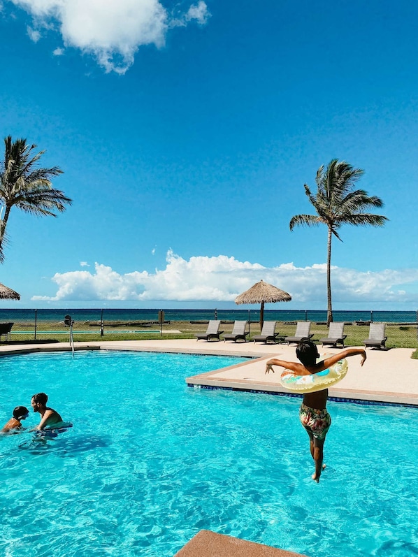 Piscine extérieure, cabanons gratuits, chaises longues