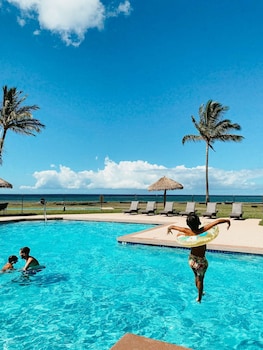Outdoor pool, free cabanas, sun loungers at Waimea Plantation Cottages, a Coast Resort