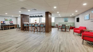 A spacious indoor area with a reception desk, multiple seating arrangements, and a view of the outside through large windows. - Hampton Inn Lebanon (Lebanon)