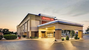 A Hampton Inn hotel with a clear entrance, a sign indicating a clearance of 12 feet, and a well-lit facade. - Hampton Inn Lebanon (Lebanon)