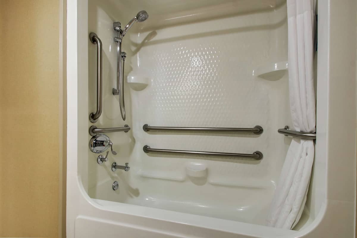 Salle de bain | Douche, articles de toilette (gratuits), séchoir à cheveux