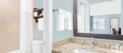 Combined shower/bathtub, free toiletries, hair dryer, towels