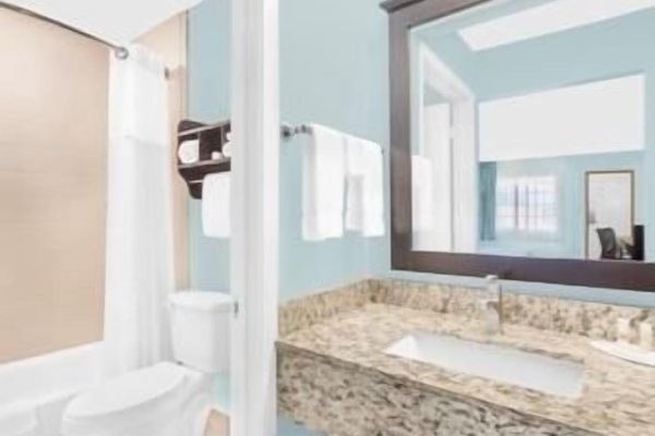 Combined shower/tub, free toiletries, hair dryer, towels