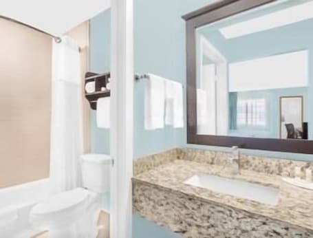Combined shower/bathtub, free toiletries, hair dryer, towels. Americas Best Value Inn Bishop Kingsville