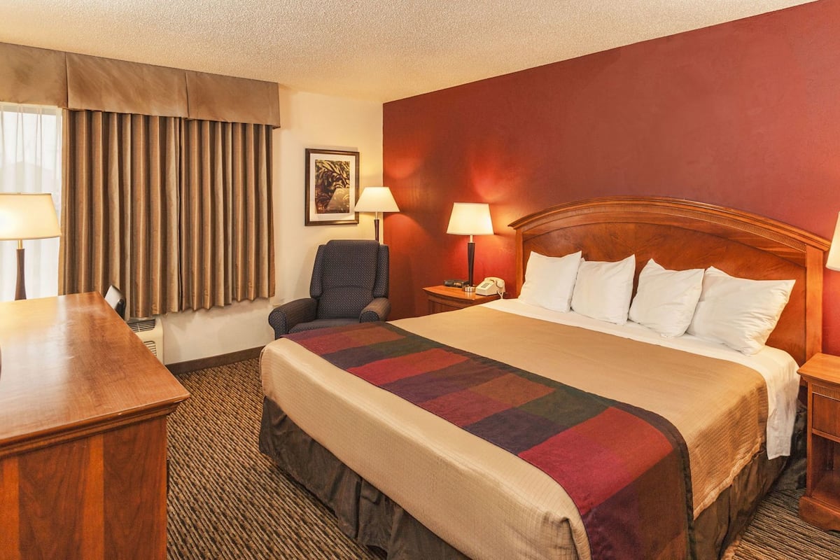 Tabla de planchar con plancha, cunas gratuitas, wifi y ropa de cama