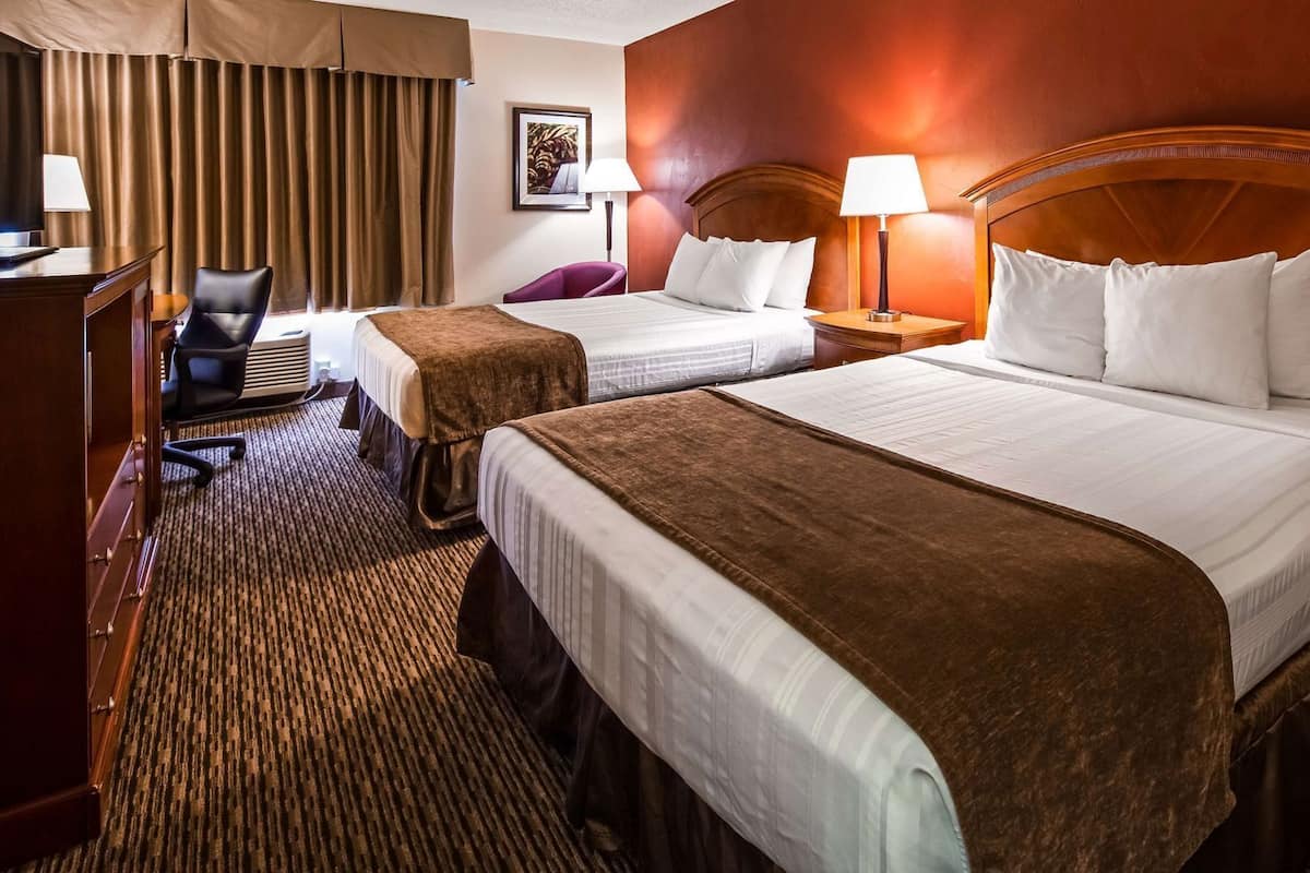 Tabla de planchar con plancha, cunas gratuitas, wifi y ropa de cama