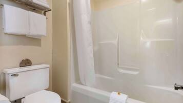 Ein Badezimmer mit Toilette, Badewanne und Duschvorhang.