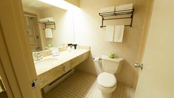 Duschwanne, kostenlose Toilettenartikel, Haartrockner, BademÀntel