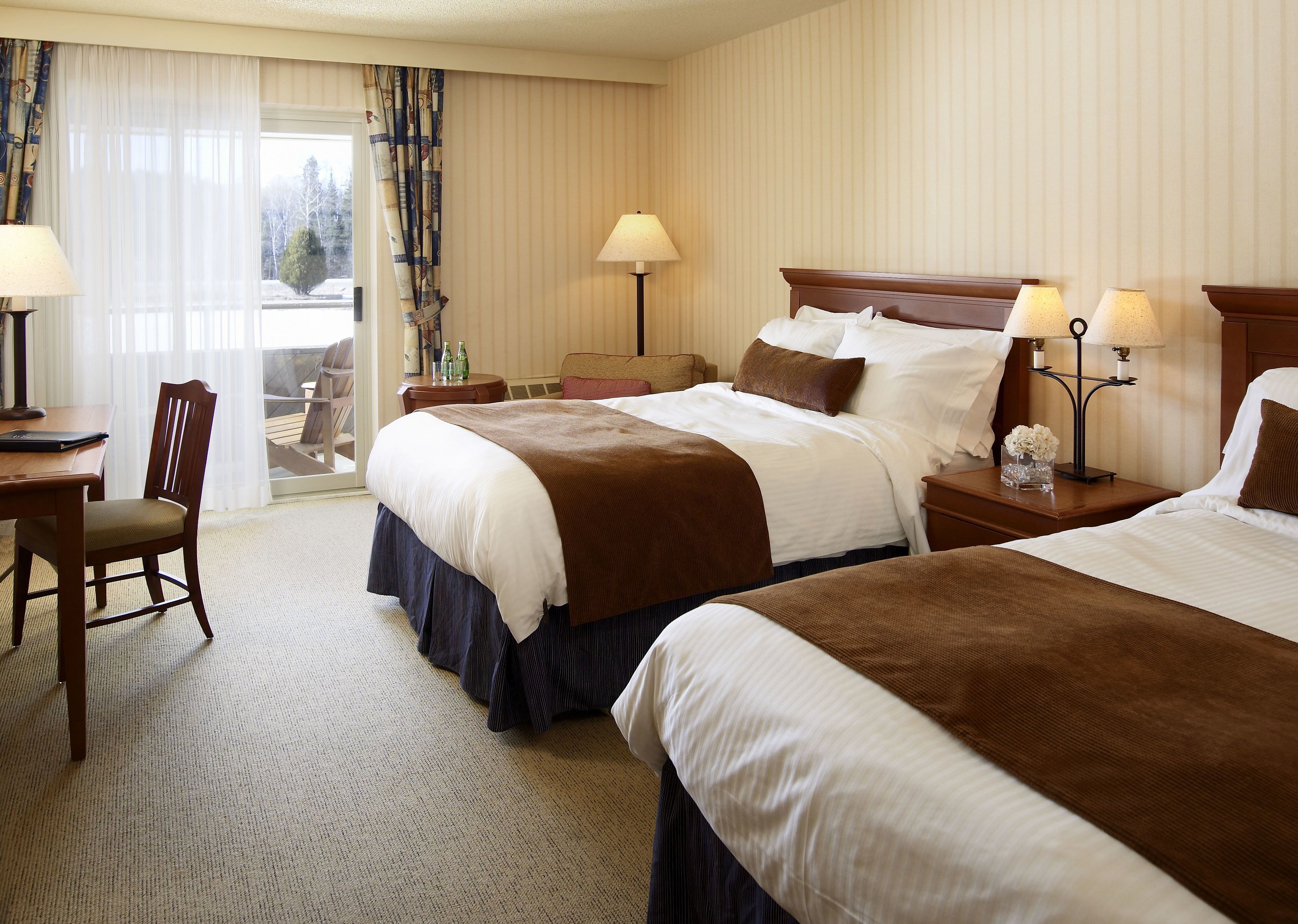 高級寝具、ピロートップベッド、デスク、遮光カーテン