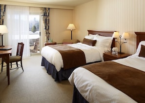 Sengetøy av topp kvalitet, senger med overmadrass og skrivebord