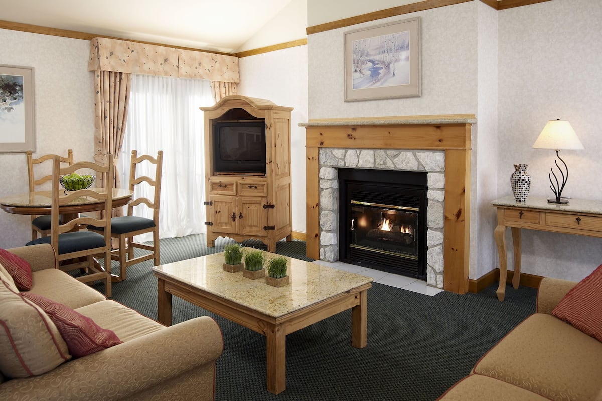 2 Bedroom Villa Four Queen Beds with Sofa Pullout | Premium bedding, pillowtop beds, desk, blackout drapes