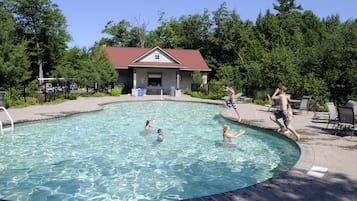 2 piscine all'aperto, con ingresso dalle 09:00 alle 22:00, lettini