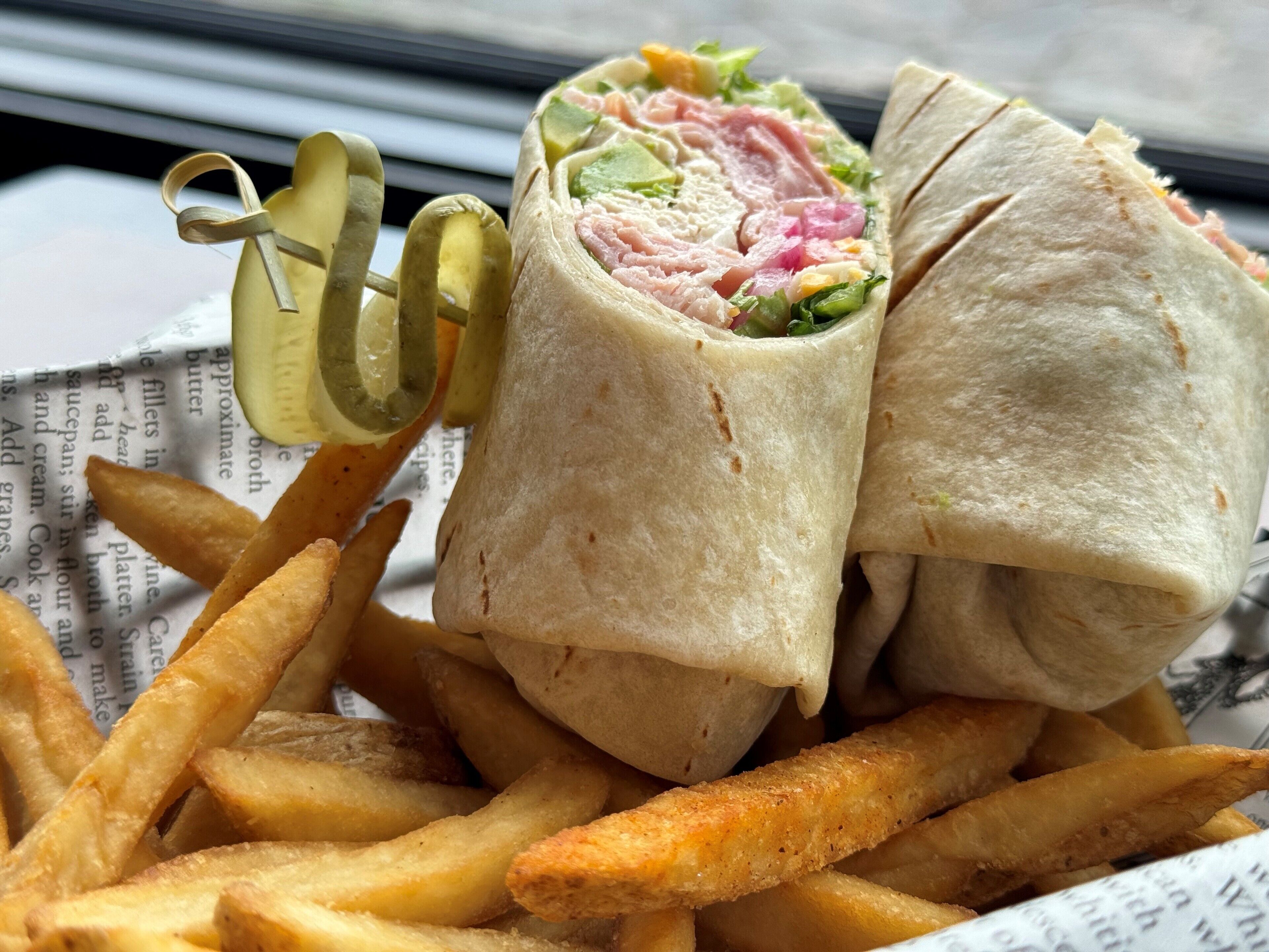 Ein Sandwich mit Pommes Frites.