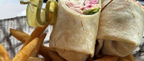 Ein Sandwich mit Pommes Frites.