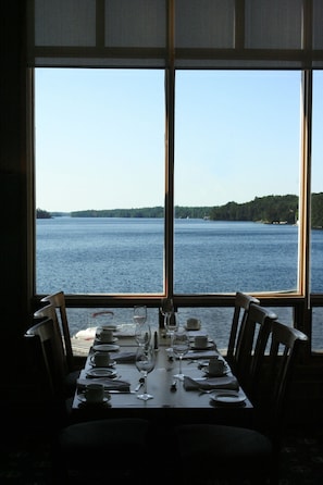 3 restaurants, breakfast, lunch, dinner served; American cuisine