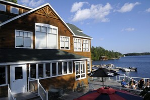 3 restaurants, breakfast, lunch, dinner served; American cuisine 
