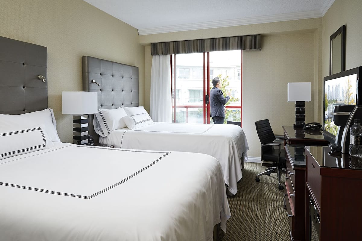 Hypo-allergenic bedding, in-room safe, desk, blackout drapes