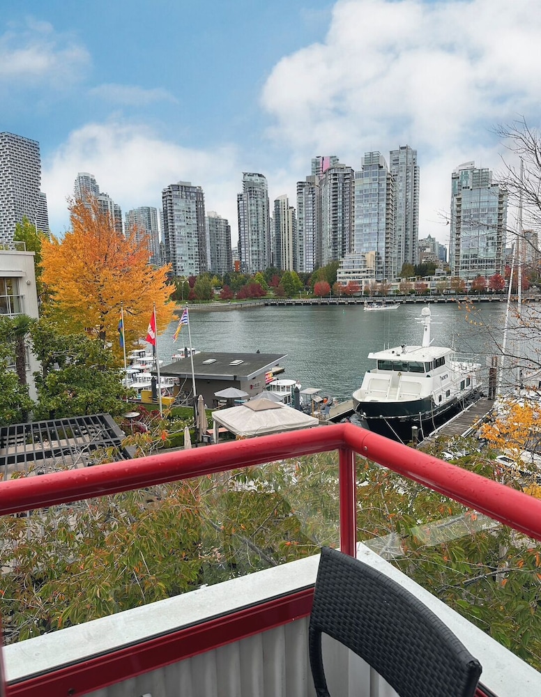 Granville Island Boutique Hotel by null