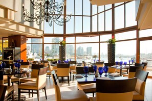 Se sirven desayunos y cocina local, restaurante con mesas al aire libre 