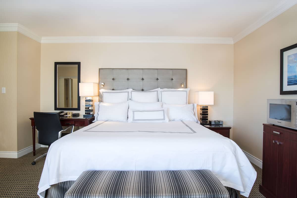 Hypo-allergenic bedding, in-room safe, desk, blackout drapes