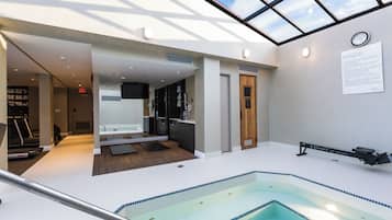 Indoor spa tub