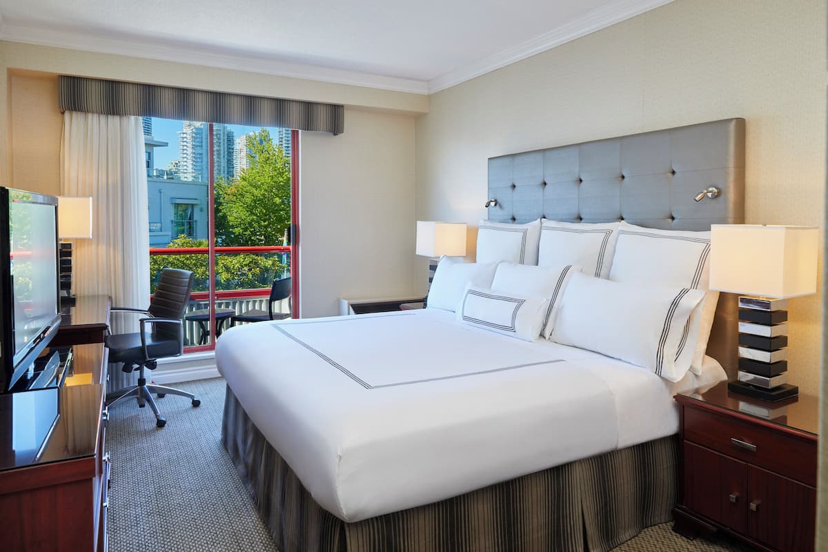Hypo-allergenic bedding, in-room safe, desk, laptop workspace