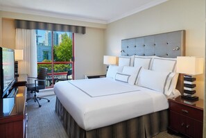 Hypo-allergenic bedding, in-room safe, desk, laptop workspace - Granville Island Hotel (Vancouver)